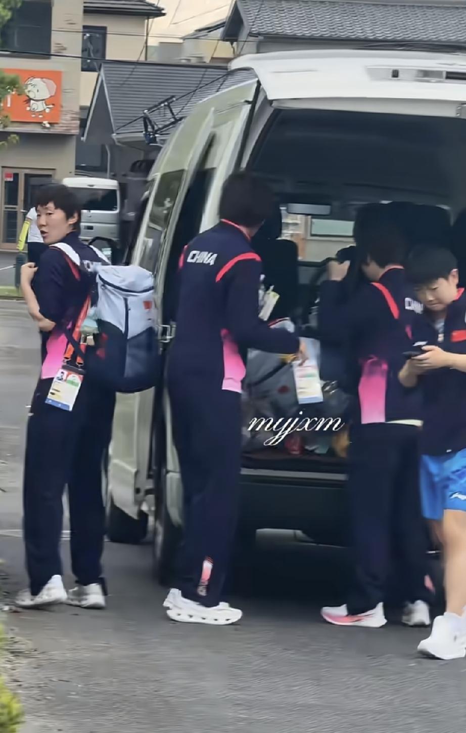 国乒团队参赛队员今日下午乘坐专属接送班车来到名古屋亚运会训练馆进行例行训练。女