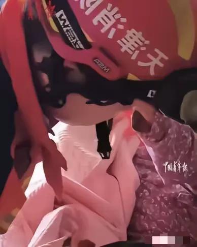 天津，重病的奶奶，不愿再拖累老伴，就从9楼的阳台跳下，了结自己的生命，爷爷发现了