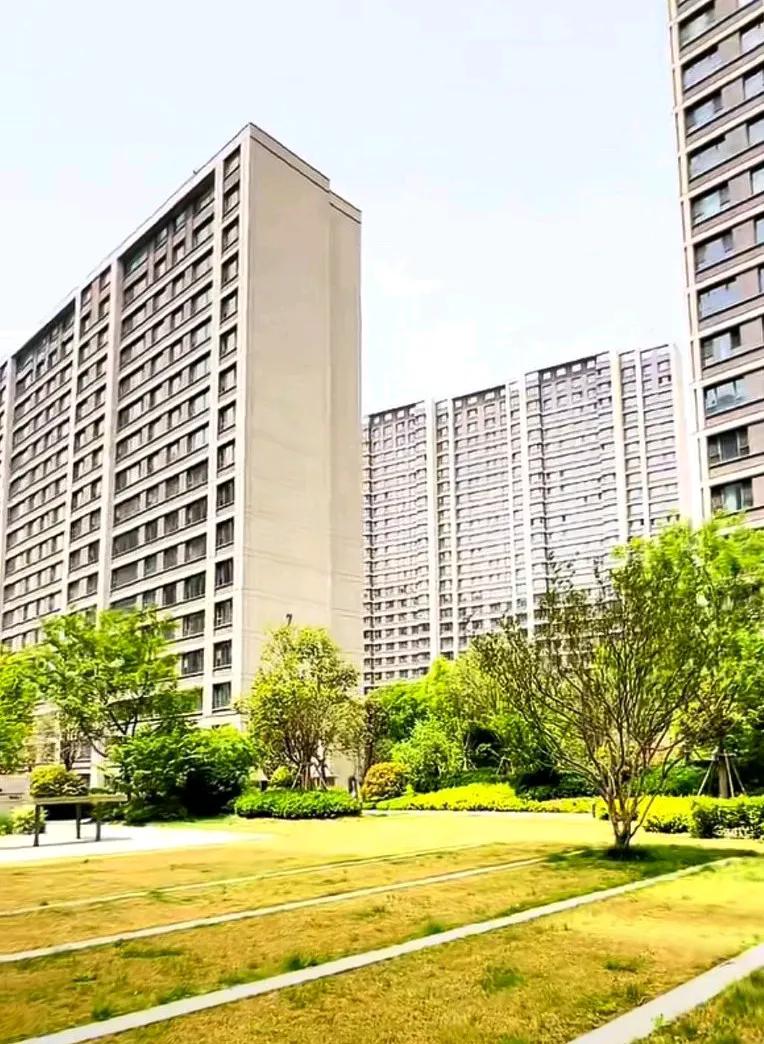 西安灞桥区的长乐坡，这个地段其实也不错，靠近浐河西岸，生态环境不错，周围的楼盘很
