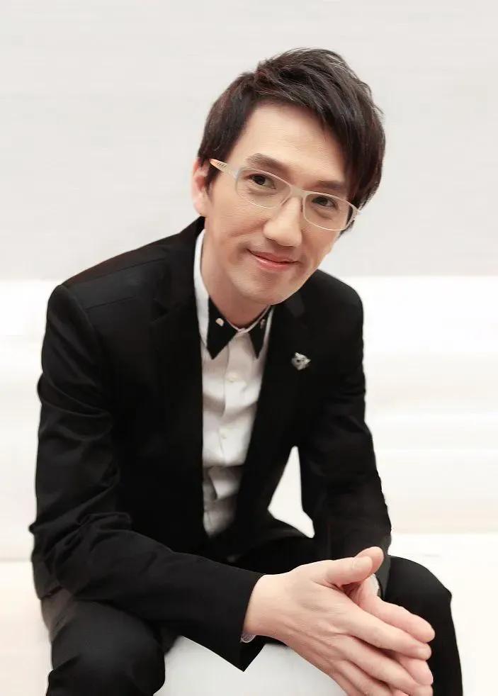 林志炫终于从神坛掉下来了。把他打翻下地的正是齐天大圣孙悟空。这一棍子挥得猝不及防