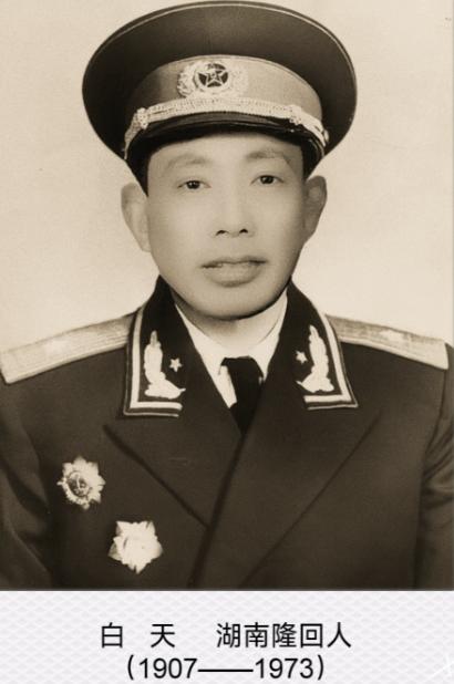 1955年授衔，一位将军死活不肯要中将，毛主席亲自劝都劝不动。彭德怀知道后，气得