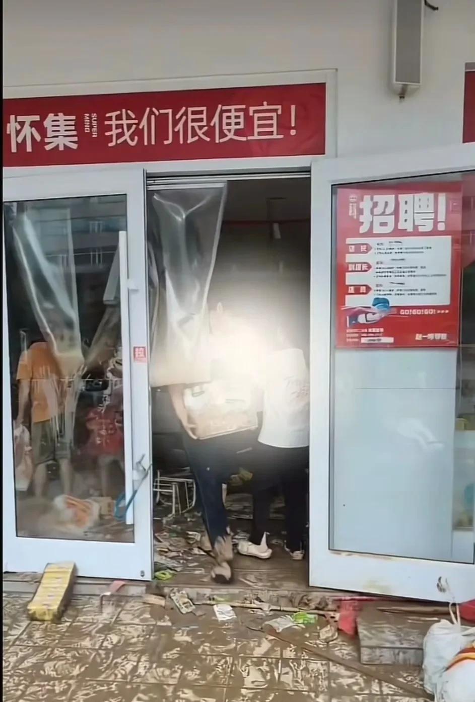 广东怀集零食店被0元购，收银台现金也被抢走，不能再法不责众。近日，广东怀集，当