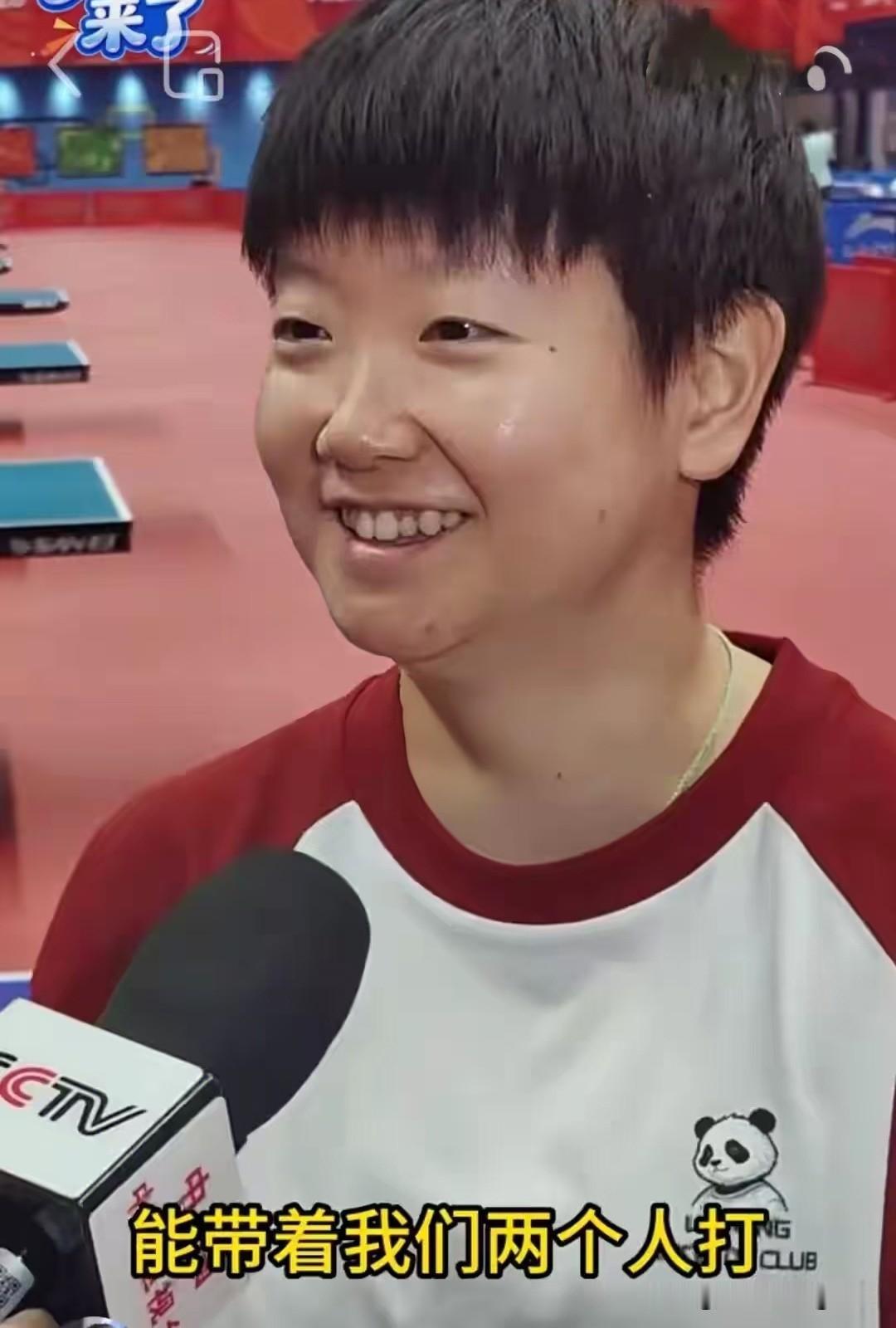 莎莎说话也是越来越幽默风趣了哦，哈哈哈！莎莎在接受采访时夸了女队的几位小将：
