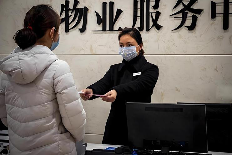 很多业主非常纳闷：明明我们是花钱的甲方，怎么反倒被物业管得死死的？其实很简单：大