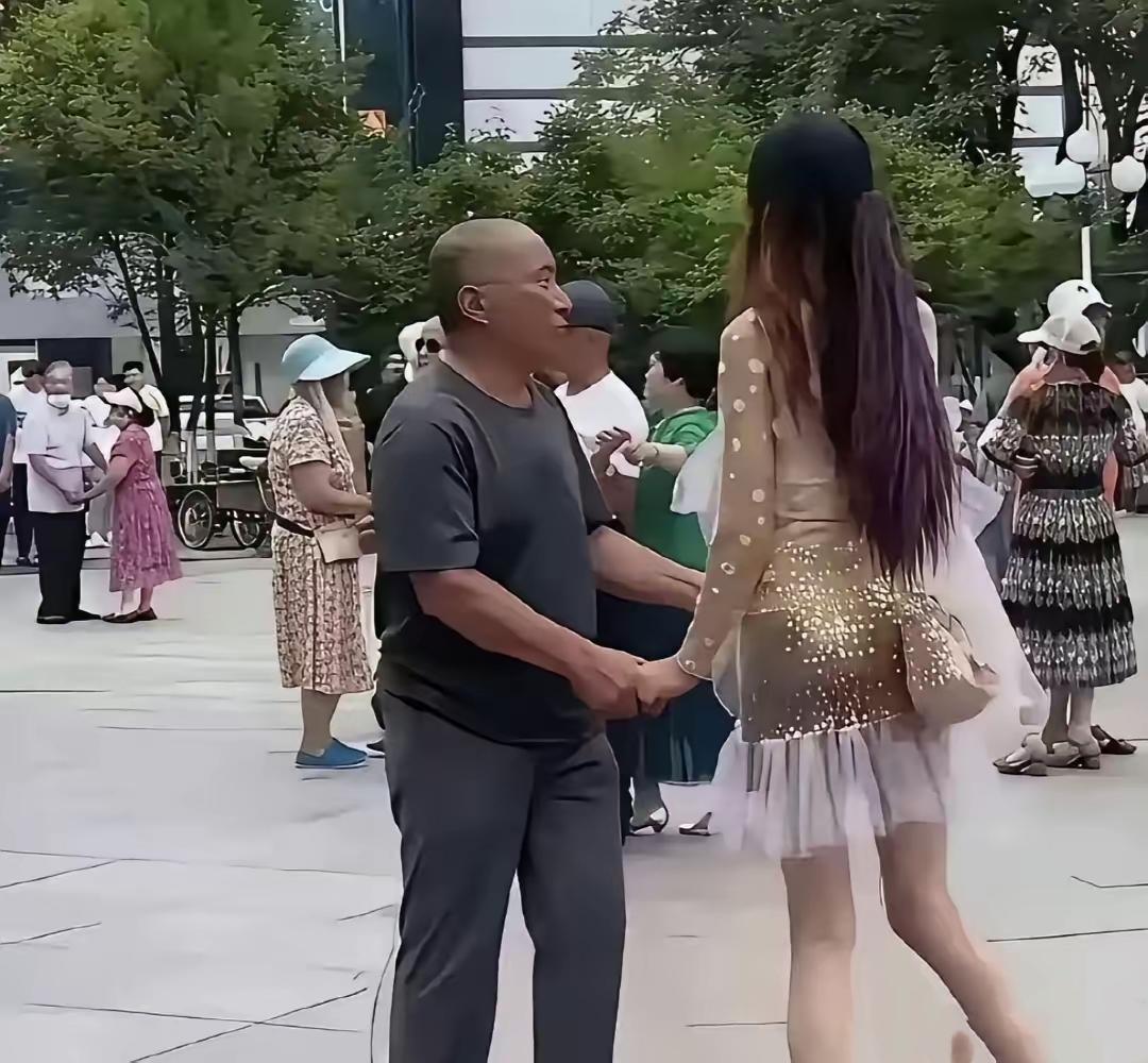 第一眼还以为大叔捡到宝了，看完第二张才反应过来，人家是势均力敌，是我太肤