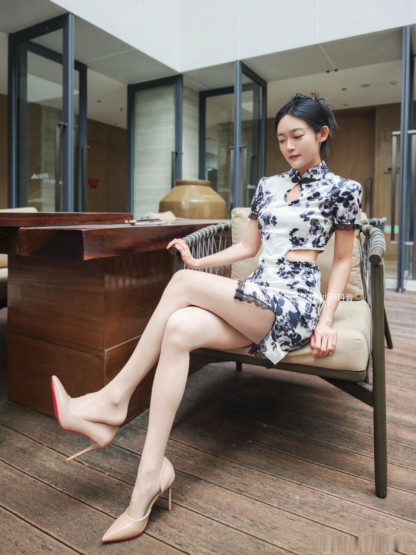 旗袍丝袜与裸色高跟~