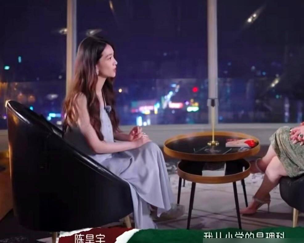 不想干就退圈？她被骂惨了。央视直播，梅婷、田雨都在场，陈昊宇全程低头折纸，偶