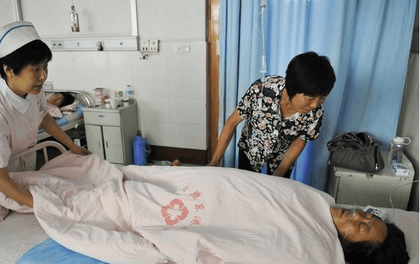 39岁产妇拼二胎生完儿子, 突然大哭起来, 陪产婆婆偷偷抹泪
