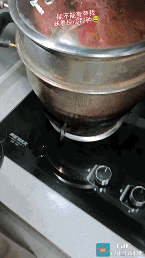 “这也太有才了！”山东，一女子在家里蒸了一锅红皮馒头，一时心血来潮，她把馒头做成