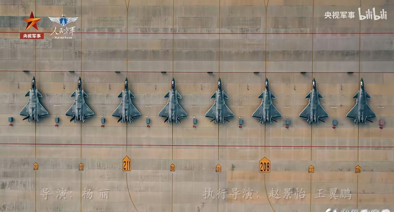 歼20，好家伙，八架歼20一字排开，这八架歼20可以灭掉一个中等强度国家的空军。