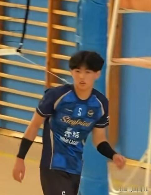 谢霆锋二儿子近照谢霆锋两个儿子都很大了，老大已经成年了，老大谢振轩19岁了
