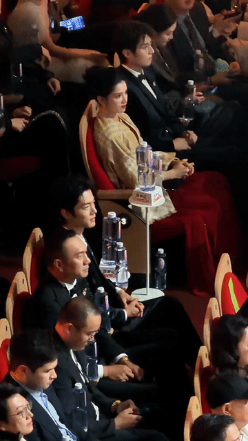 张婧仪满眼只关注肖战，闫妮眼里就只有胡歌……有点甜啊，杨紫在台上发表获奖感言，台
