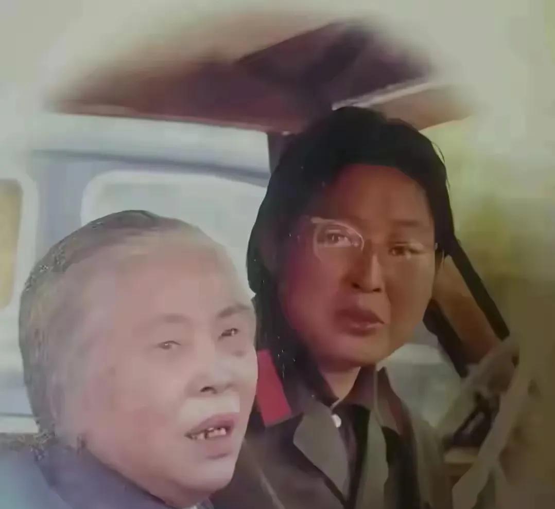 79年，李敏陪母亲贺子珍离开毛主席纪念堂时，母女俩不舍的眼神。李敏见到母亲伤心
