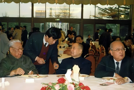 晚年的陈锡联和李德生同框，他们作为老同志一起参加一次国宴，正好坐在一起。陈锡联白