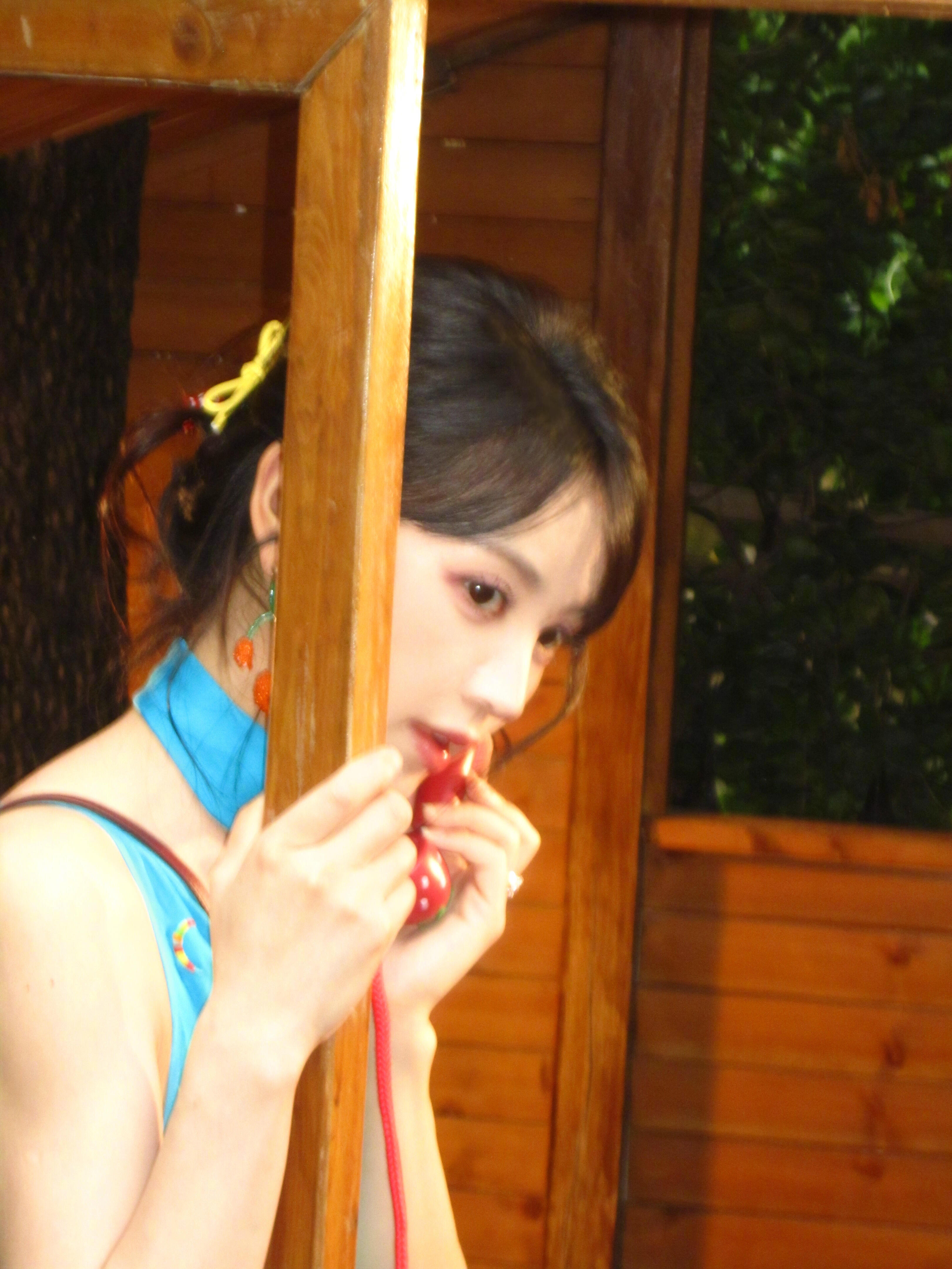 田曦薇y2k造型活力少女感满满，清新自然又可爱​​​
