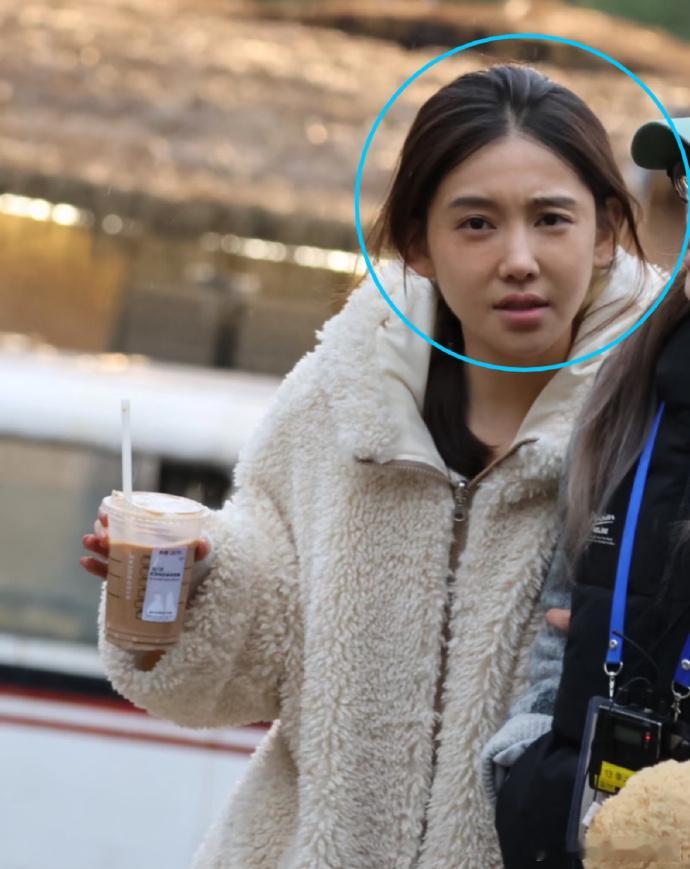 李沐宸与路人合照，气质魅力尽显！那脸太绝啦！发量超多令人羡慕，不愧是魅力十足的李