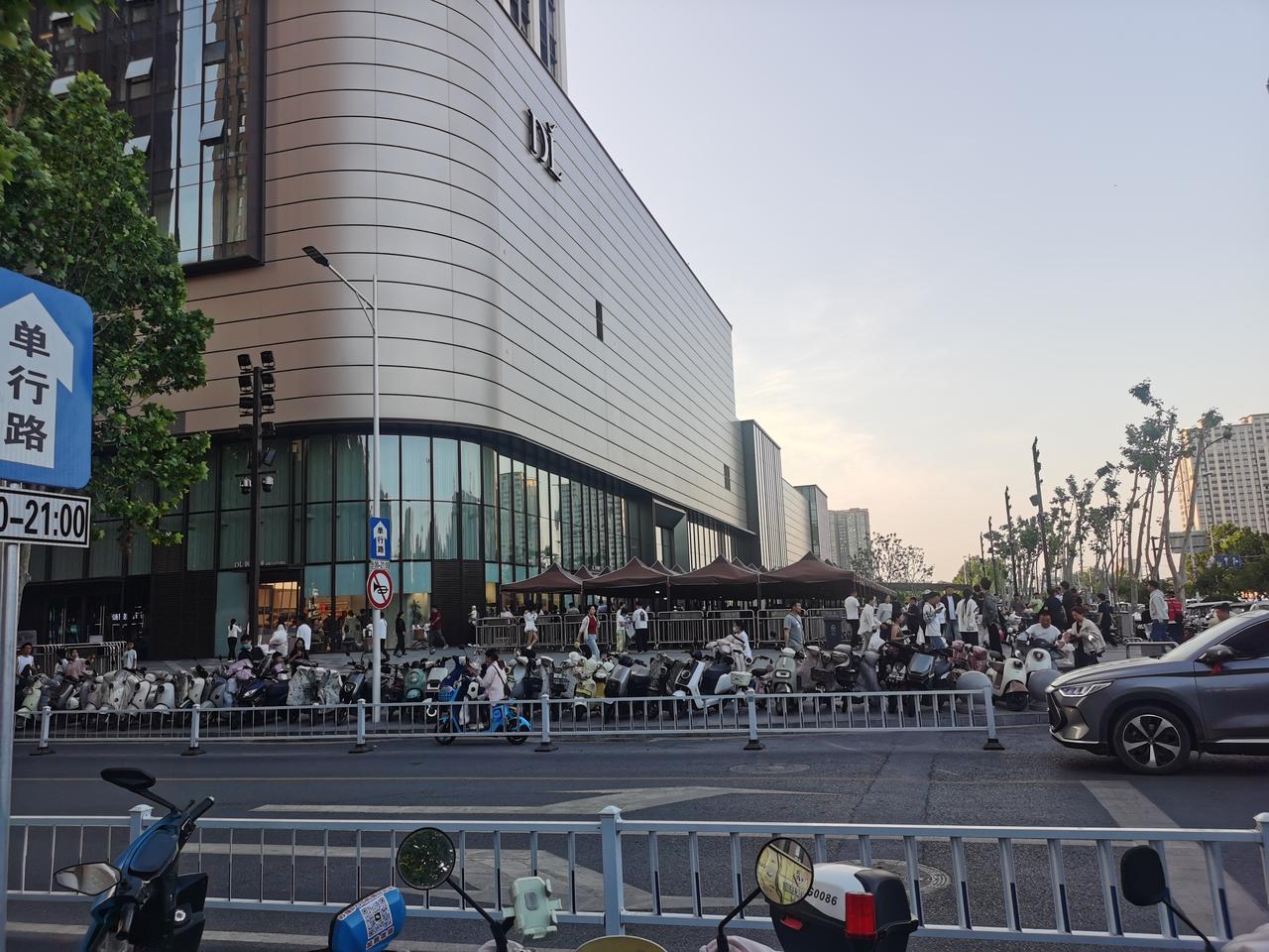 胖东来生意好，大家跟着都沾光。今年“五一”小长假，胖东来每一个店的营收数字都会