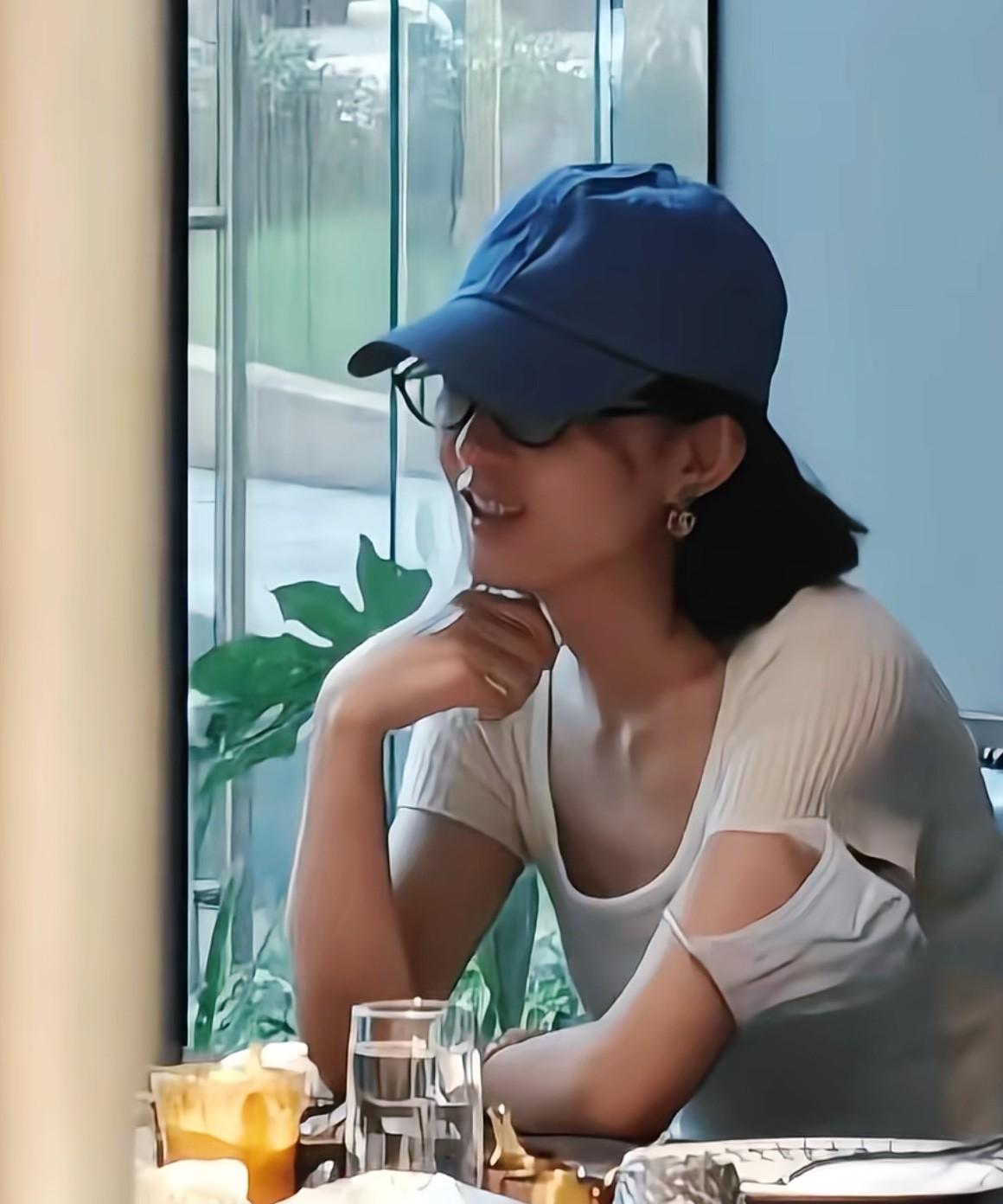 赵丽颖在外就餐，穿短袖戴帽松弛惬意，有网友偶遇了赵丽颖，她正在外面就餐和友人交谈