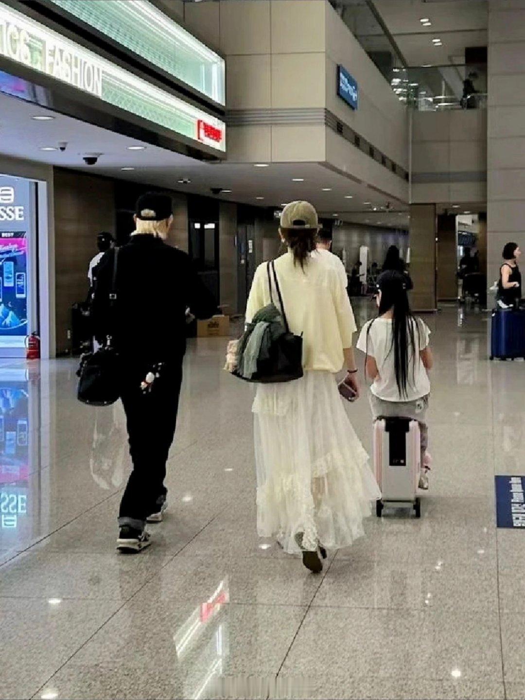 戚薇李承铉一家韩国度假，女儿Lucky身高160CM长发气质清冷