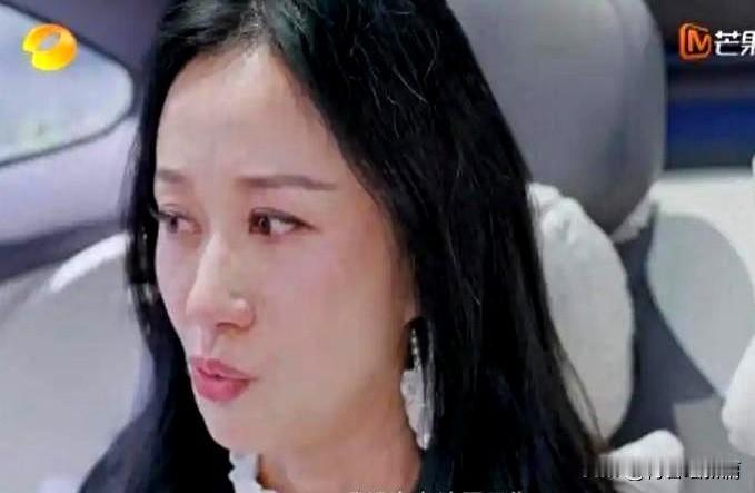 倪虹洁在镜头前光鲜亮丽，谁能想到她手机里藏着个永远不会回复的对话框？16岁儿