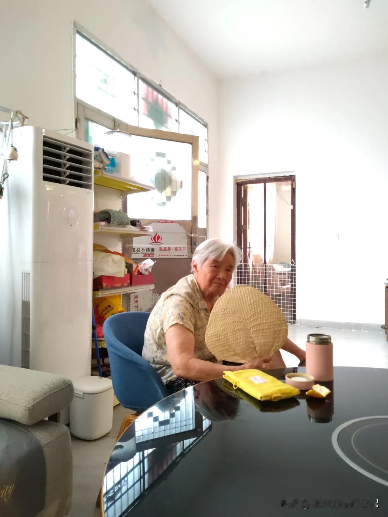 我差点被我83岁老妈笑岔气！我妈在弥勒被我饿廋了！我带我妈在弥勒住了50多天才