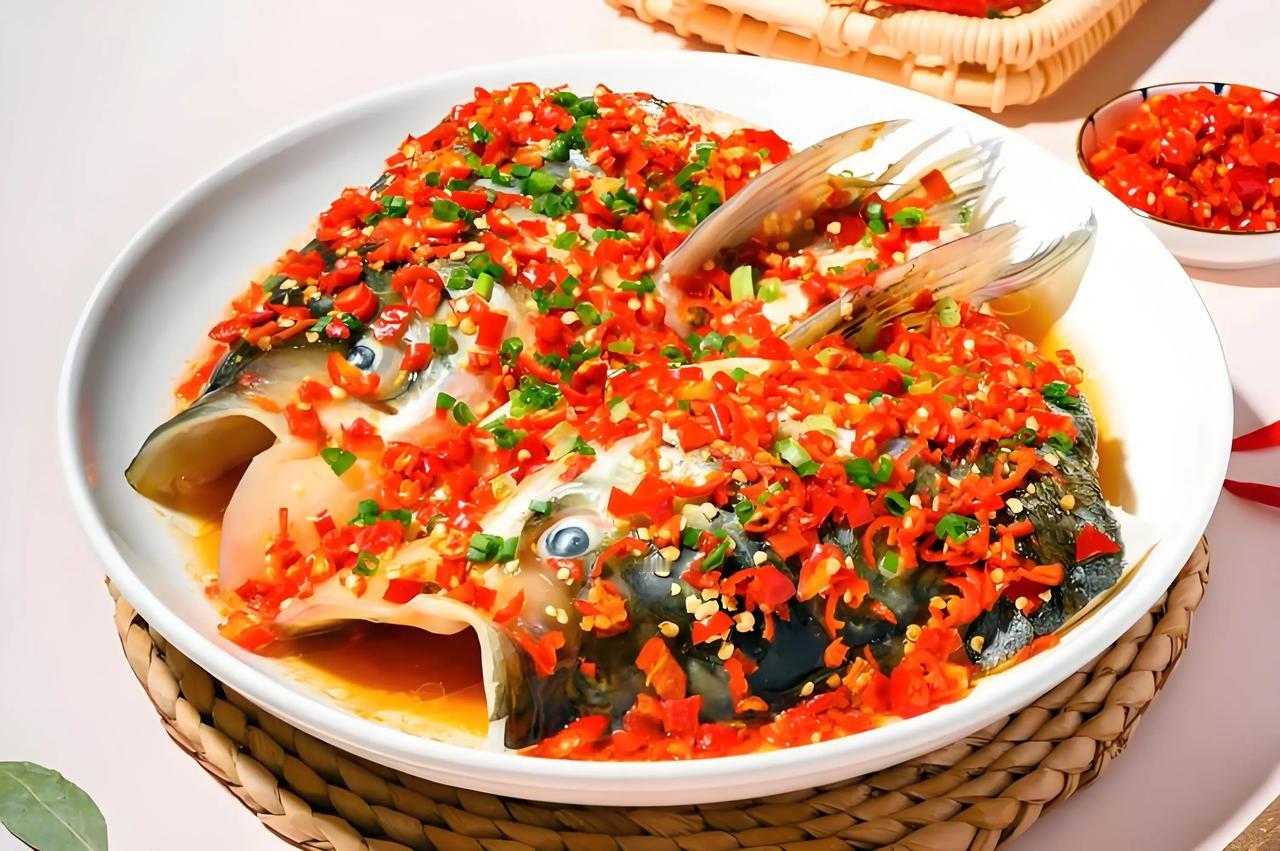 剁椒鱼头到底是湘菜还是川菜？今天来聊聊美食界的这一个热门话题：从历史来看，剁