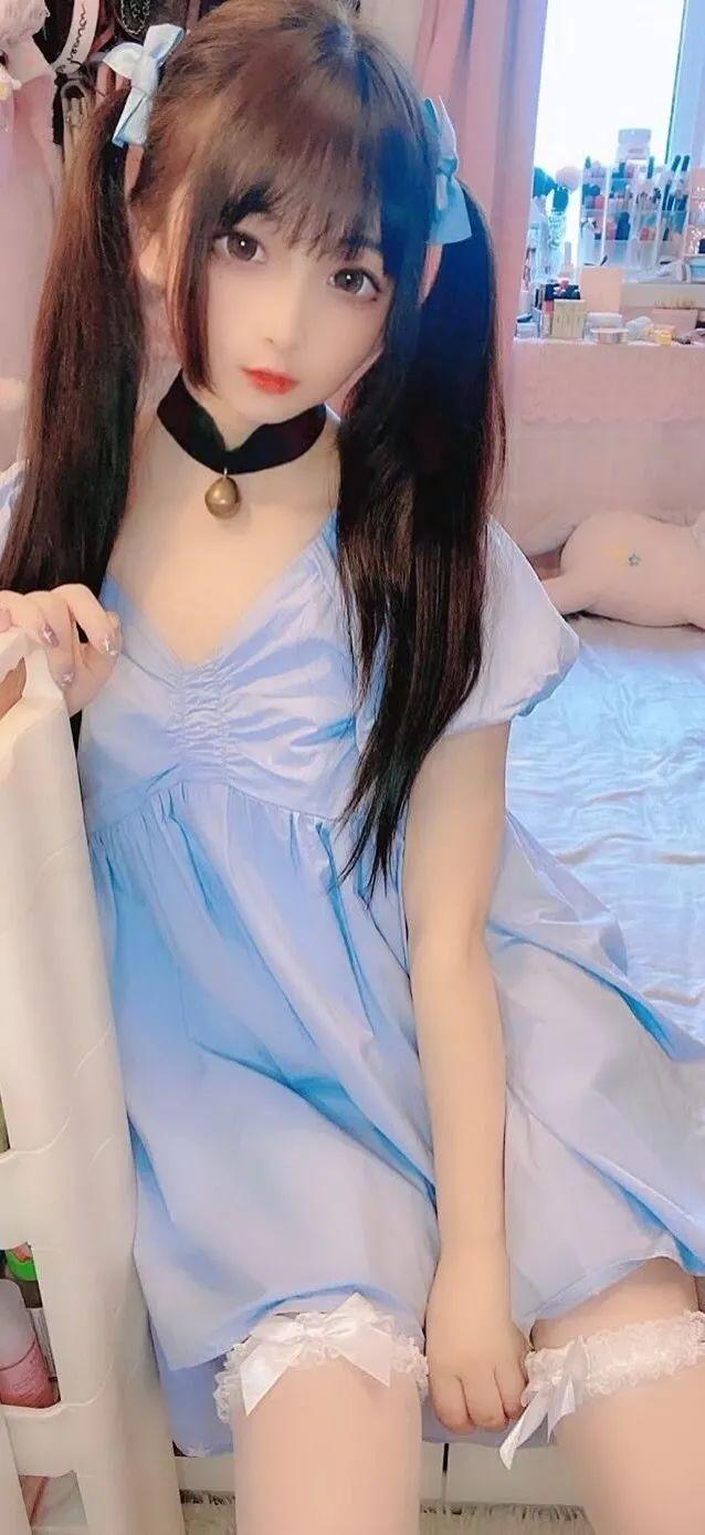 笑话：万荣的小李去商店买烟，他递给老板一张百元大钞说：“老板，来包20块的烟。”