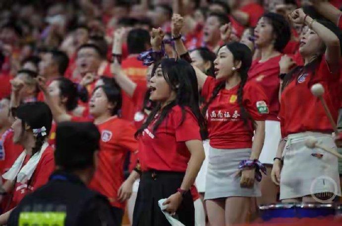 铜梁龙点燃重庆球市从55868到56246，川渝德比的纪录只保持了一个赛季，就被