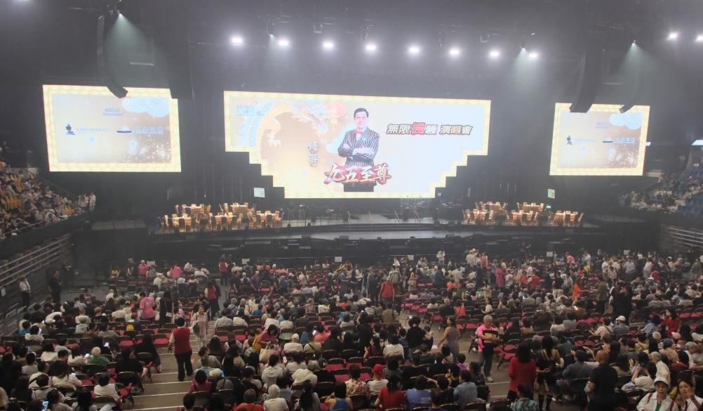 94岁胡枫红馆演唱会，这嘉宾阵容真的堪比世界级红毯，现场来的明星艺人不但非常大咖