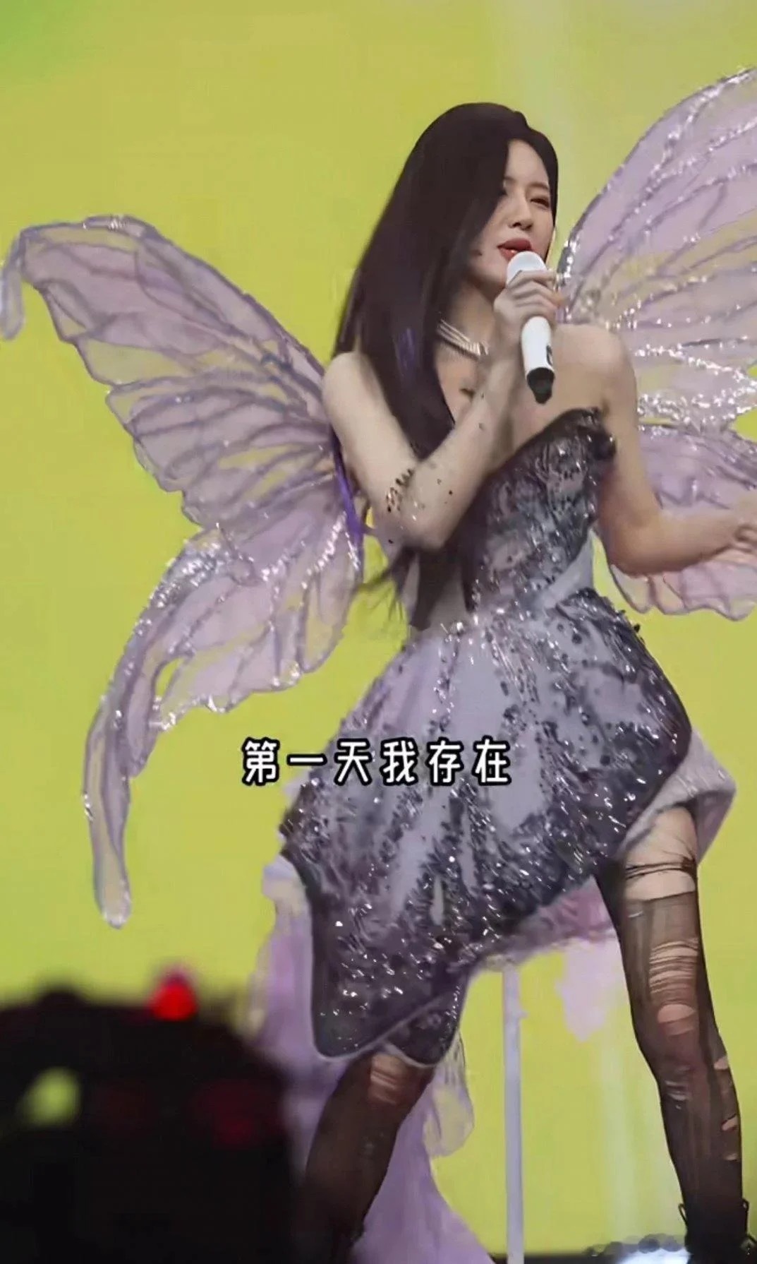 为什么要把丝袜撕破啊，赵露思这个妆造真理解不了