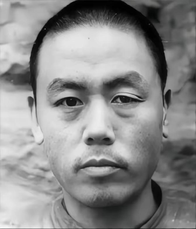 1955年，庄稼汉杨大发跟媳妇拌嘴，媳妇一句“我捅你黑底”，把他吓懵了。他手