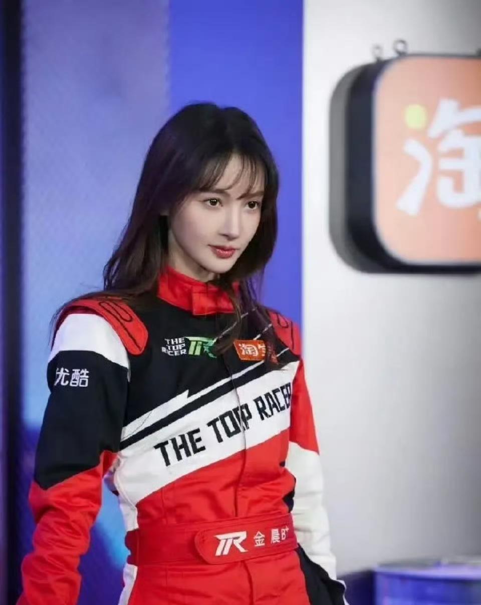 金晨这是什么脑回路和动机啊？本来只是撞了警示牌和围墙，属于小事故，完全可以照价