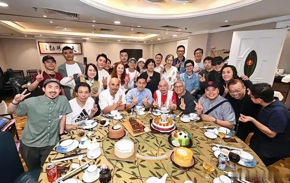 《少林足球》25年聚餐，最值得玩味的不是周星驰缺席是田启文到场了。你以为他是来怀