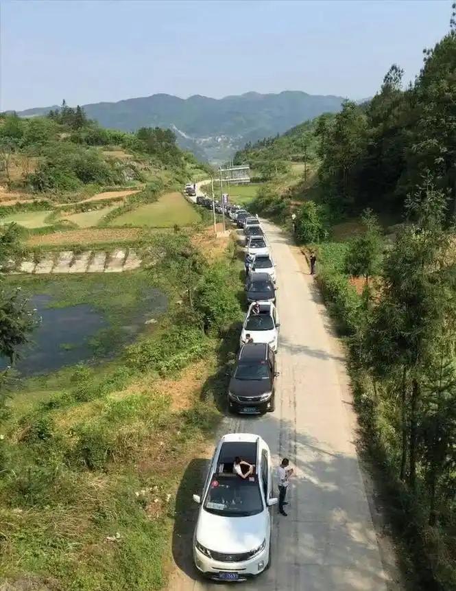 重庆避暑大军离开黄水镇解释从8月19号起重庆避暑大军逐步离开黄水镇，回到重庆城