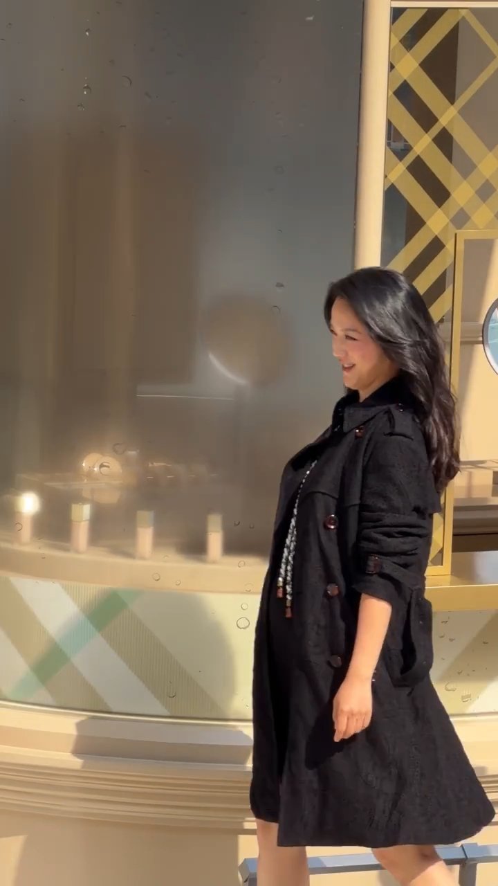 汤唯今天出席活动现场好像能看到孕肚了汤唯挺孕肚参加活动汤唯二胎显怀了