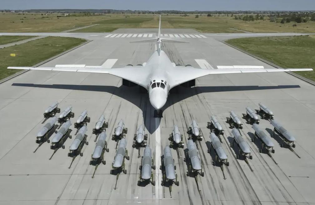 有个轰炸机叫图160，苏联的老家伙，但有个事儿特有意思：美国造不出来，我们也造不