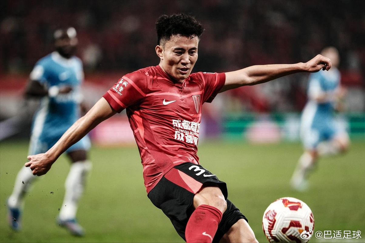 甘超为成都蓉城效力快五个赛季，出战超200场比赛，俱乐部可以考虑和他续约。从俱乐