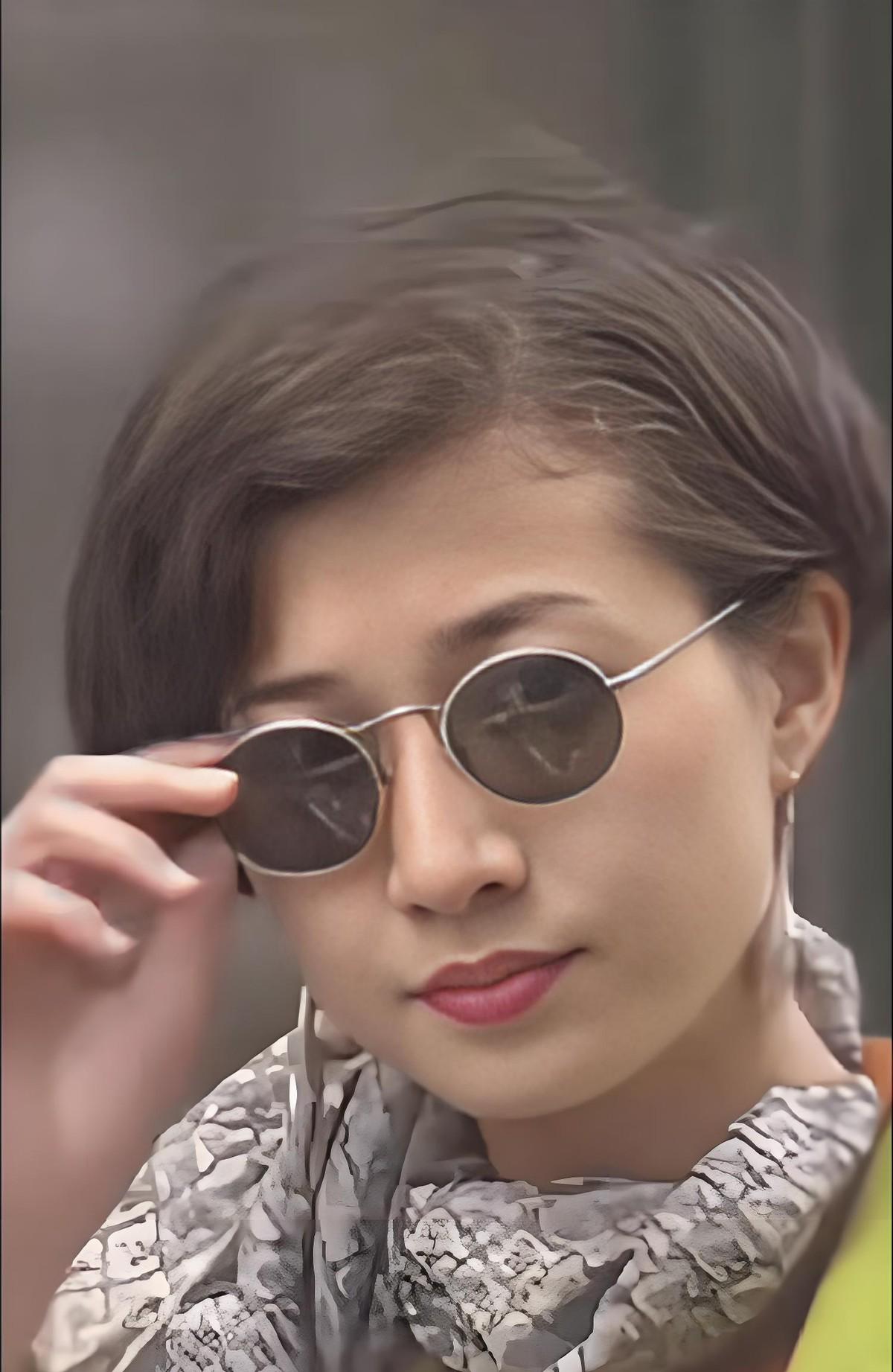 当年那个把老婆当外人防了二十年的男人，最后竟把全部身家转到了她名下。这事儿你得