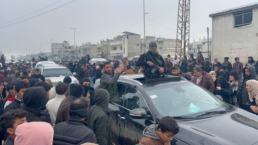 显示数百名从阿克坦监狱撤离的叙利亚民主力量战士抵达科巴尼，受到了当地居民的热烈欢