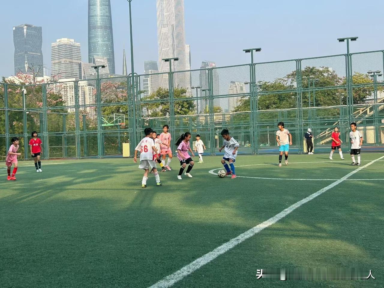 儿子儿媳又吵架了。说到底还是为了钱的事儿儿媳在家带娃，老大刚上小学，老二还在