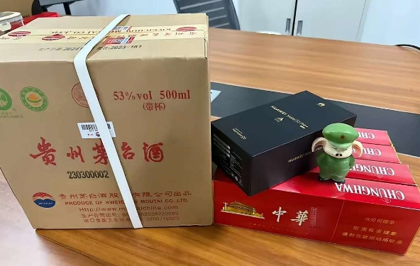 过年给老丈人一箱茅子，四条华子，一部华为Mate70Pro+。有排面吗？吃饭能