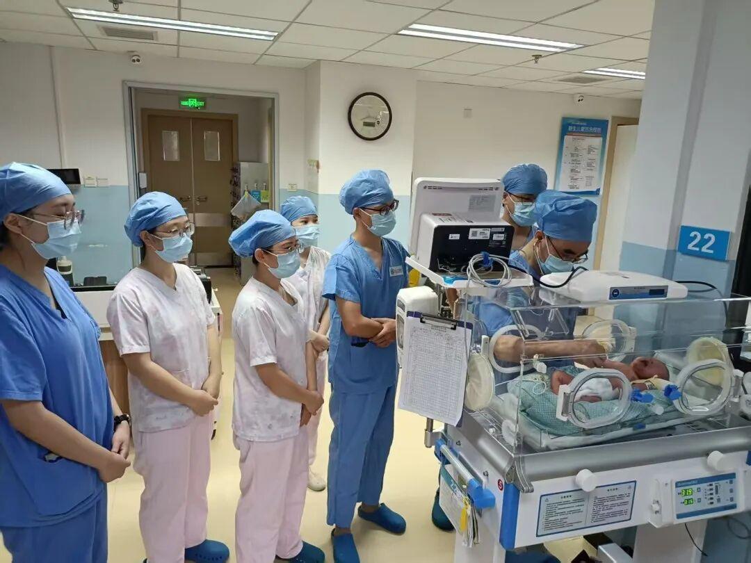 广州白云一位宝妈发现刚出生仅10天的宝宝体温偏高，测量在37℃多，觉得只是