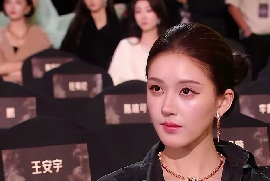 赵露思复出后状态真的不一样了，感觉她好像不是很开心，在星光大赏上几乎没怎么和人互