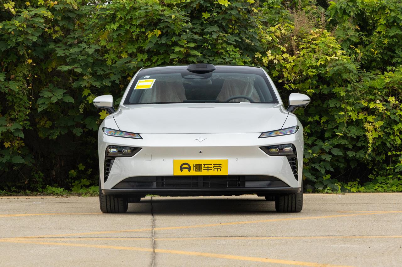 东风奕派eπ007+的外观设计没得挑，原创度高、颜值亮眼，轿跑造型动感十足