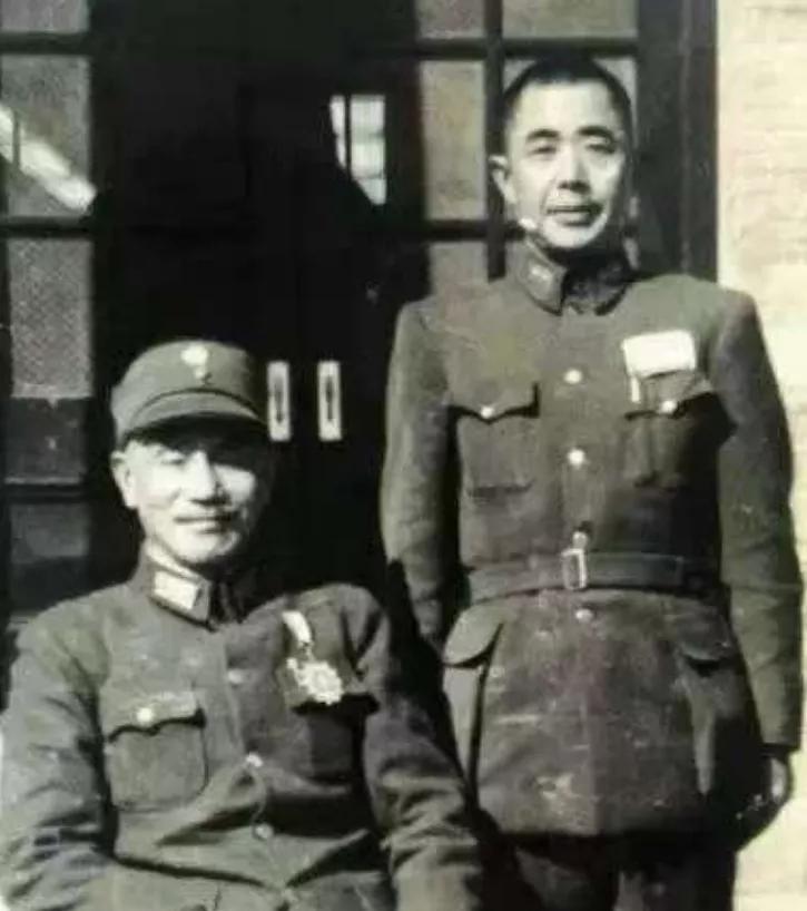四平之战，陈明仁虽然守住了四平，但最终却被撤了职，为此他意志逐渐消沉。淮海战役前