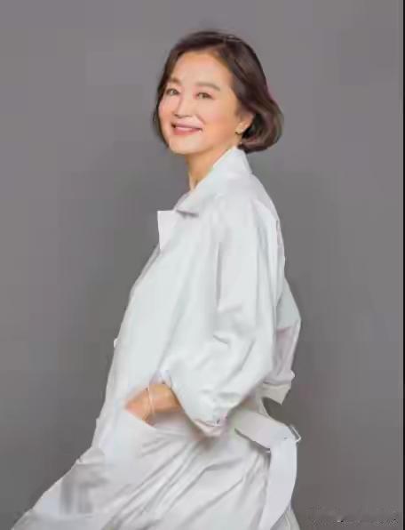 林青霞11亿香港飞鹅山豪宅惊变“蟑螂乐园”！70岁女神徒手厮杀崩溃求救，背后真相