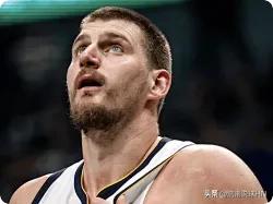 随着约基奇意外伤退，掘金队首发里面已经伤了4个！1、约基奇，MVP级别超级中