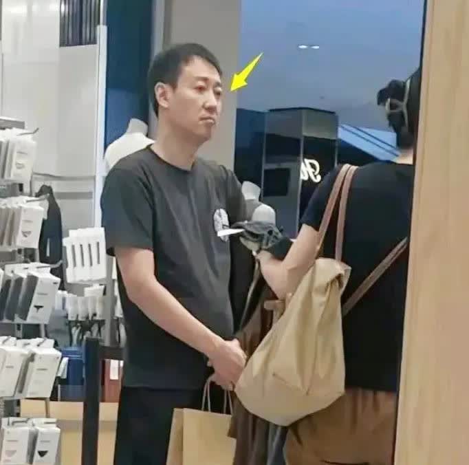 问朋友人活到50岁最怕啥？答案藏在朱媛媛的身影里。墨尔本商场里她拎着购物袋跟