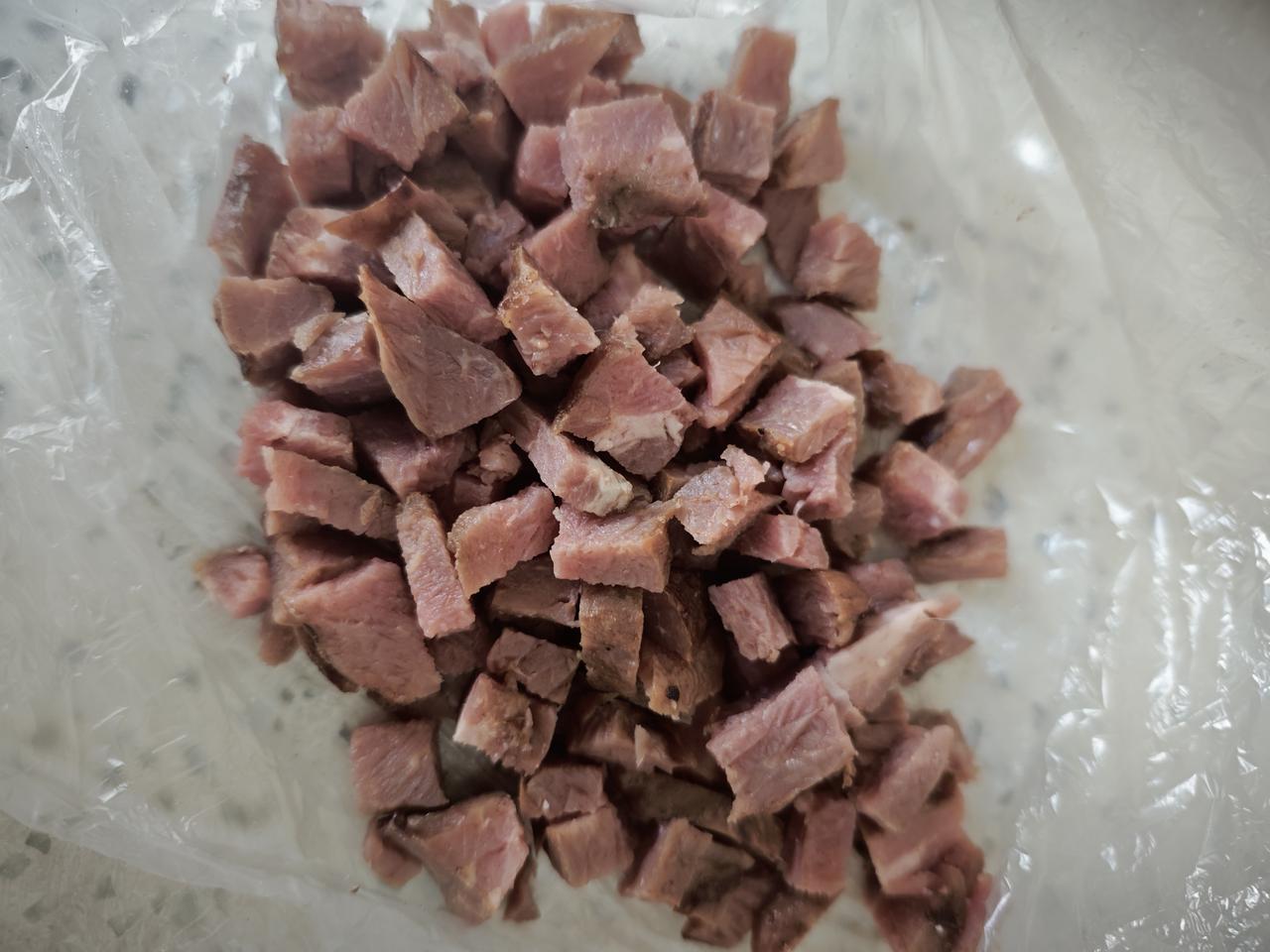 这老实人干点坏事吓得我差点露馅。[捂脸哭]今天去吃牛排自助，三个人点了三份牛排，