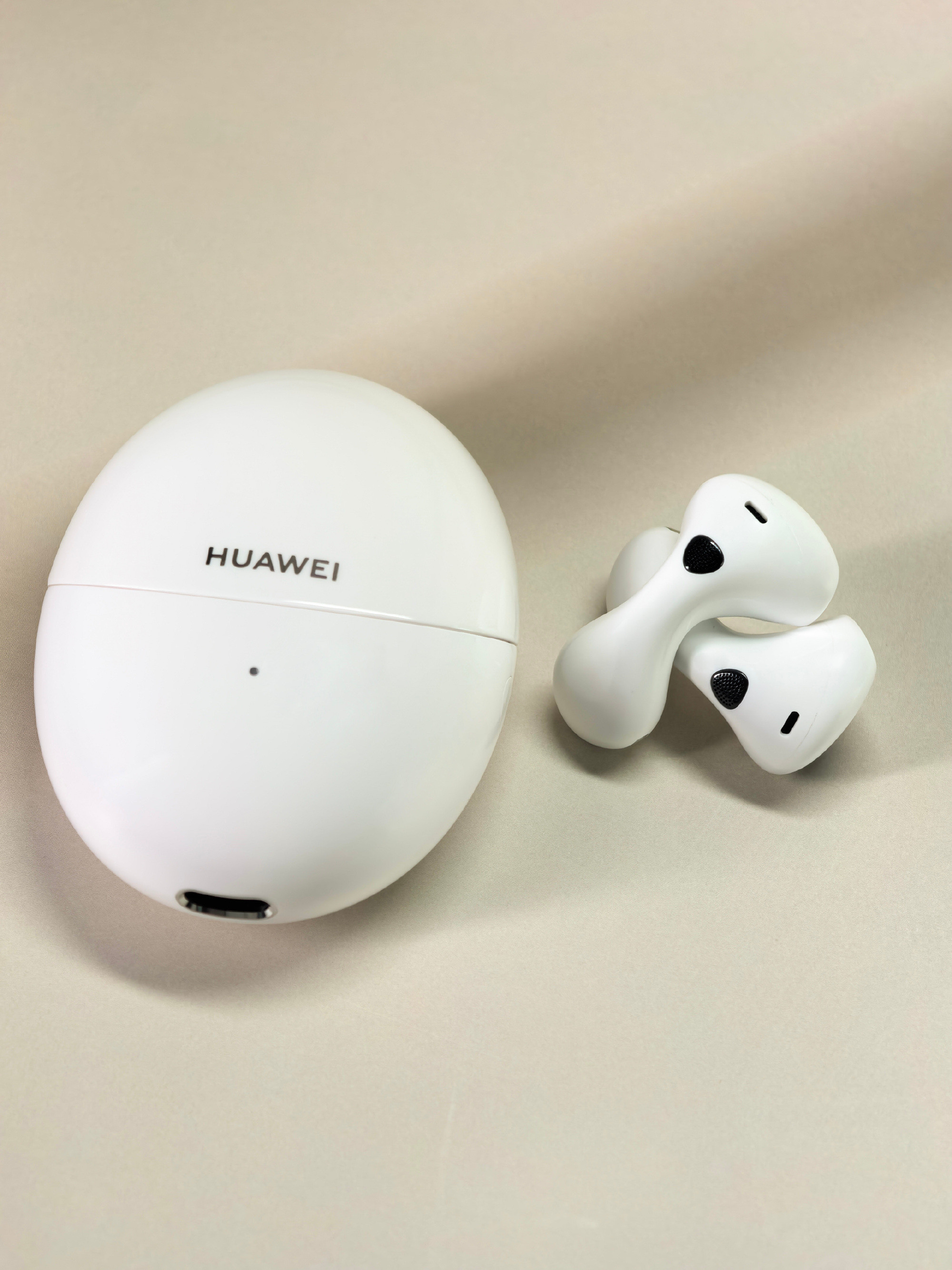 FreeBuds6戴着是真舒服。单耳超轻，久戴也不胀耳朵，眼镜党适配度拉满。